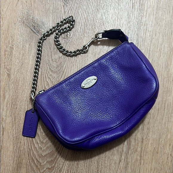 Coach 💜Purple Leather Wristlet( #8”almost 5)